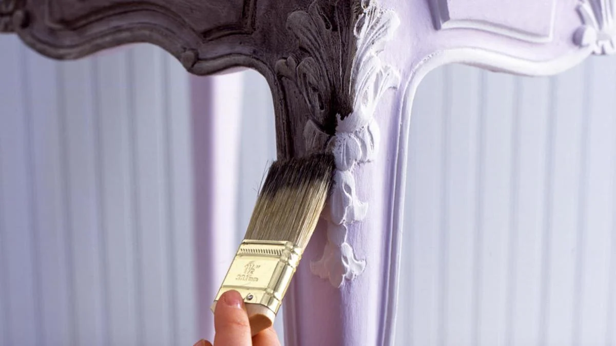 Menciptakan Kesan Antik pada Pengecatan Furnitur