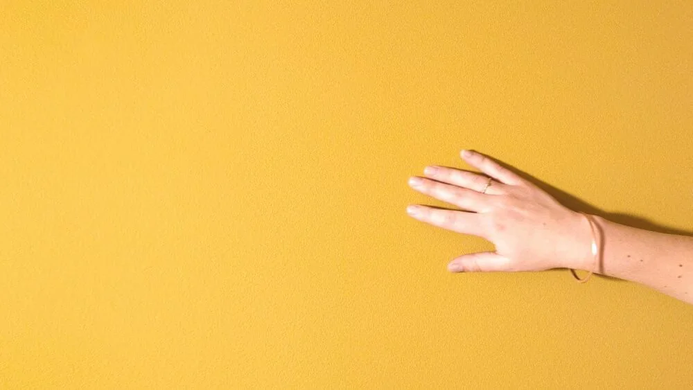 Desain Eksterior dan Interior Warna Kuning: JasaCat.com