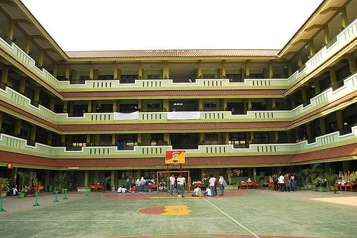Warna Dinding Ikonik Gedung Sekolah: Sekolahmu Warna Apa?