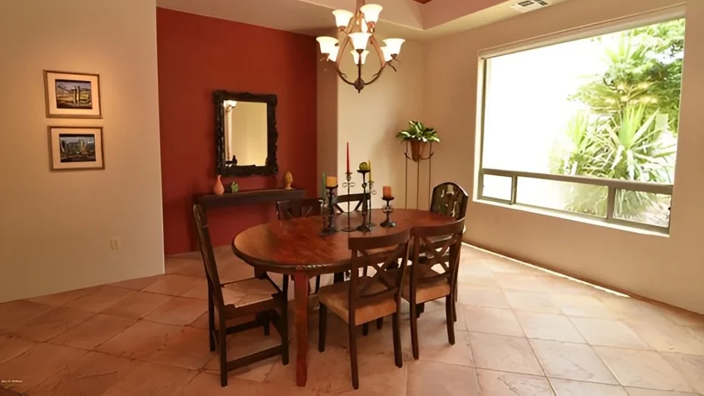 Kombinasi Maroon dan Beige