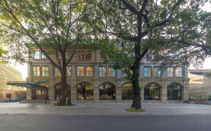 Gaya Modern Tropis untuk Pengecatan Rumah Gunawarman